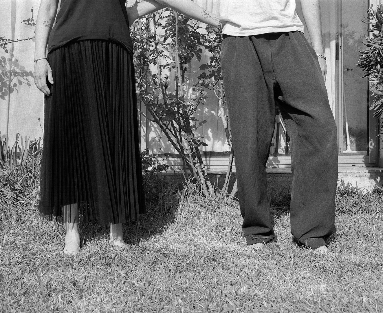 Projet commencé en 2023 orbitant autour de la relation entre mon frère jumeau,
mort-né, ma mère et moi. Des images d’archives, des portraits, des payasages cherchent à
capturer son fantôme et les traces de sa présence. Il est le point de départ d’une réflexion
photographique plus large sur la mort, le deuil et les cicatrices.