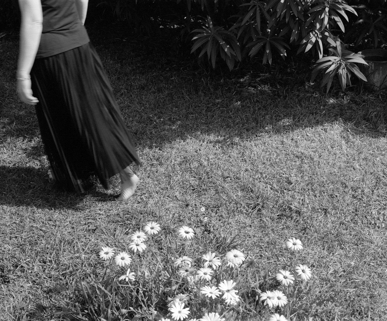 Projet commencé en 2023 orbitant autour de la relation entre mon frère jumeau,
mort-né, ma mère et moi. Des images d’archives, des portraits, des payasages cherchent à
capturer son fantôme et les traces de sa présence. Il est le point de départ d’une réflexion
photographique plus large sur la mort, le deuil et les cicatrices.