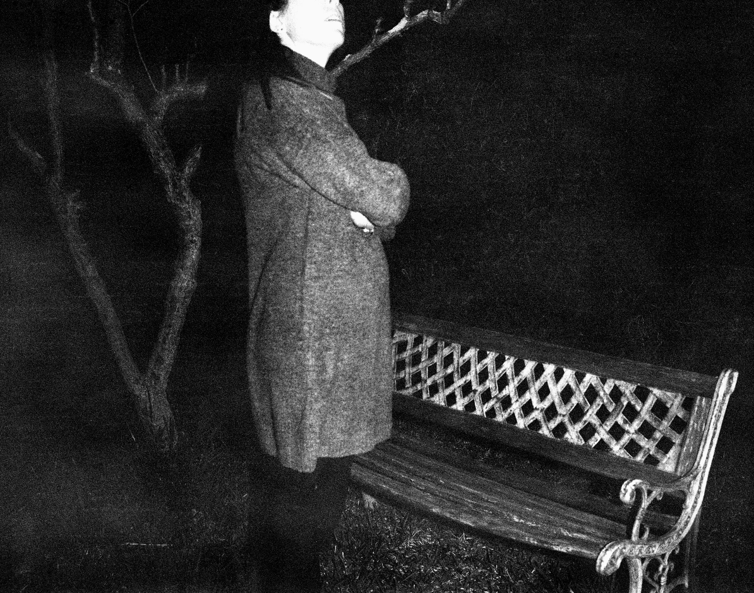 Projet photographique de portrait de la mère du photographe à travers des images et détails relatant de la vie de cette dernière.