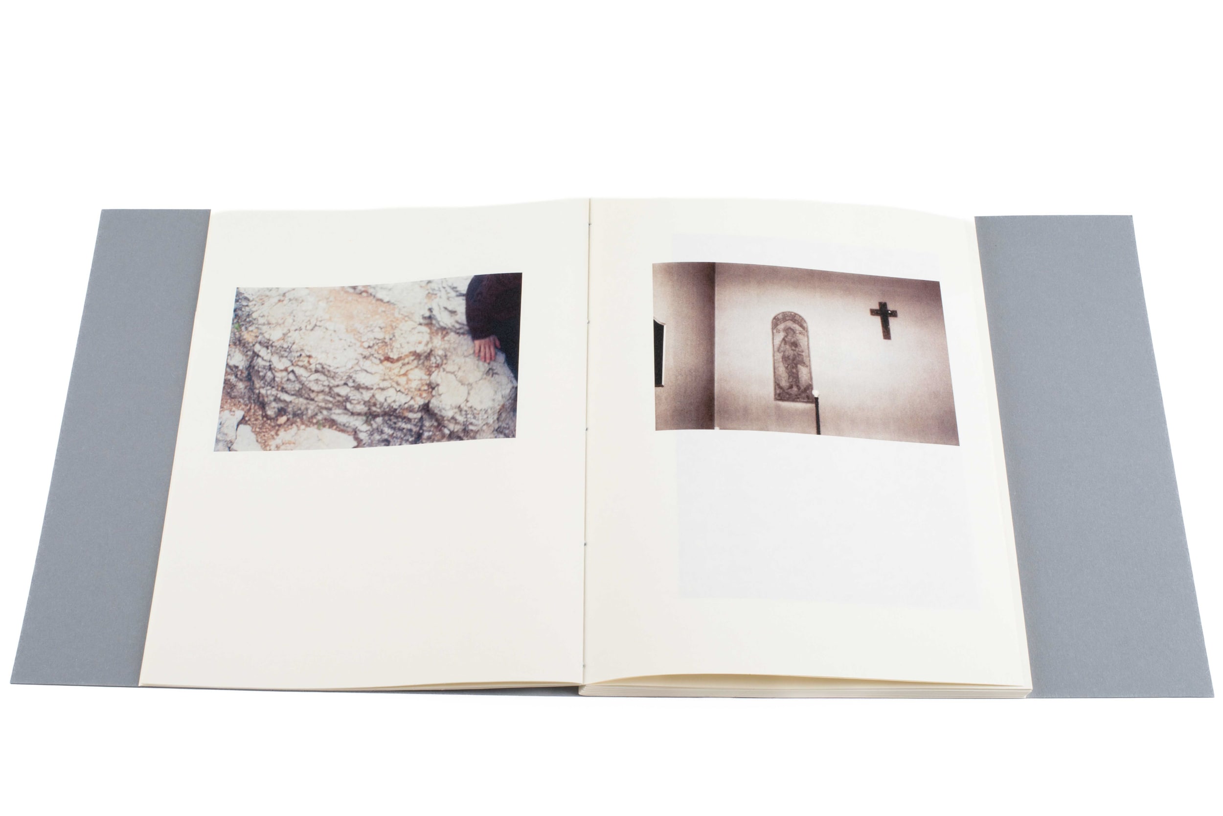 Vivre & brûler est un projet souhaitant réaliser un large portrait
de ma mère, Stéphanie et de sa vie rythmée par le deuil. Des détails et des apparitions, des poèmes, se réunissent pour raconter son histoire trouble et passionnée.