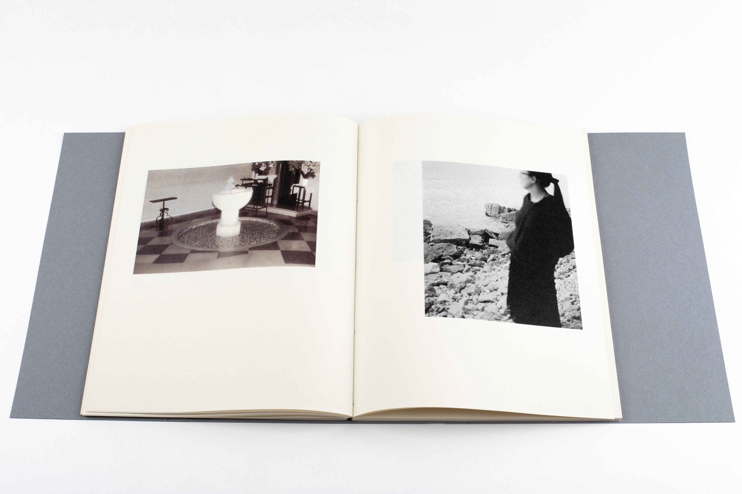 Vivre & brûler est un projet souhaitant réaliser un large portrait
de ma mère, Stéphanie et de sa vie rythmée par le deuil. Des détails et des apparitions, des poèmes, se réunissent pour raconter son histoire trouble et passionnée.