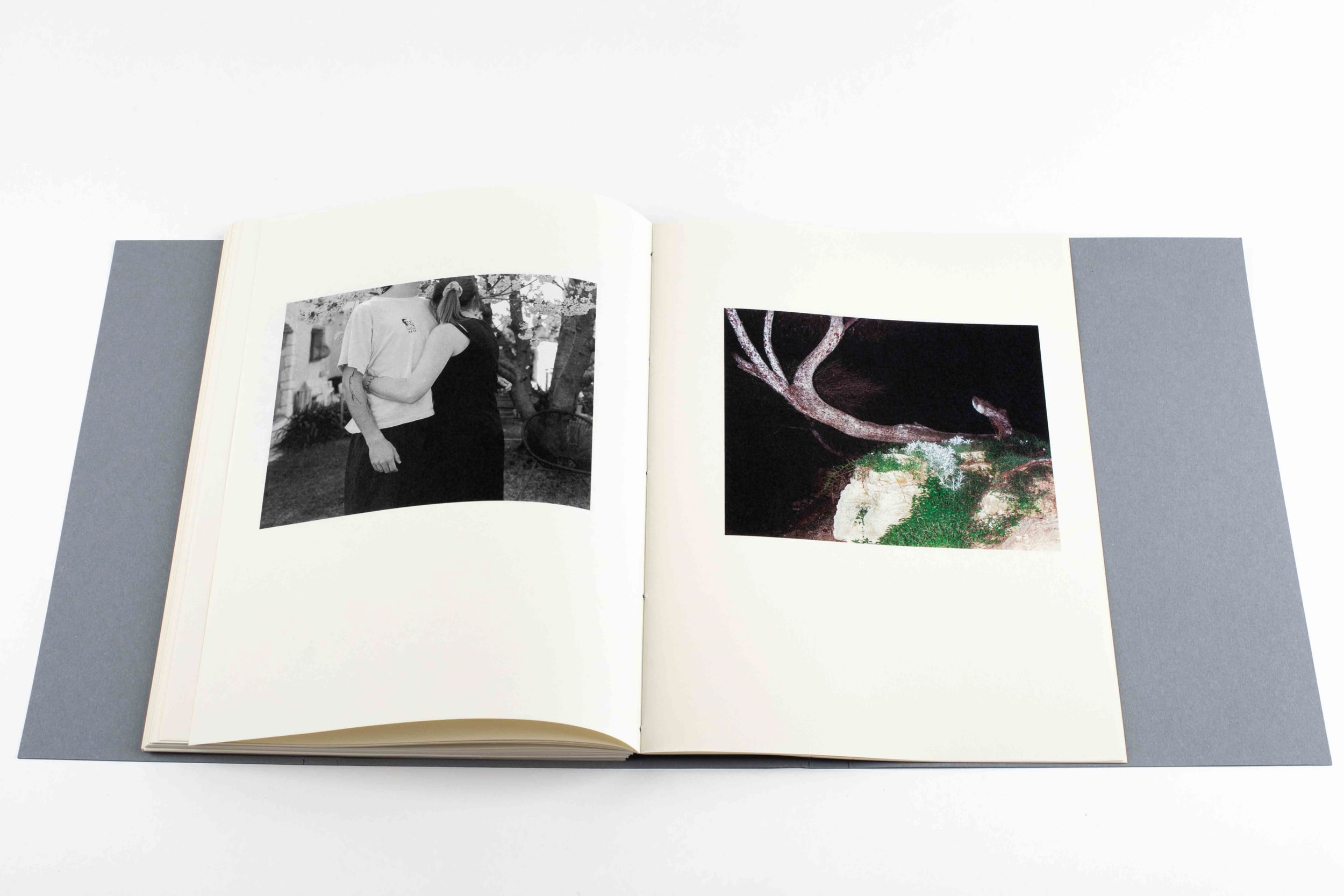 Vivre & brûler est un projet souhaitant réaliser un large portrait
de ma mère, Stéphanie et de sa vie rythmée par le deuil. Des détails et des apparitions, des poèmes, se réunissent pour raconter son histoire trouble et passionnée.